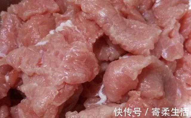 炒牛肉时，牛肉一炒就老学会2个小妙招，不老不柴，鲜嫩没腥味