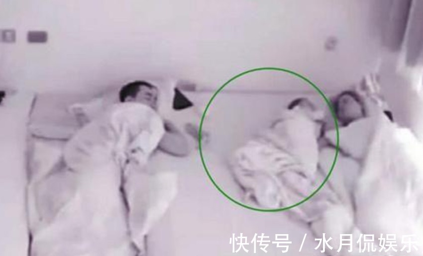 宝宝|11个月大宝宝半夜总是坐起来,妈妈安装监控后,看了实情感动不已