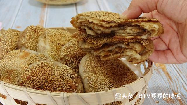 家里有面粉就能做,千层麻酱红糖饼来了!钙含量是牛奶的4倍