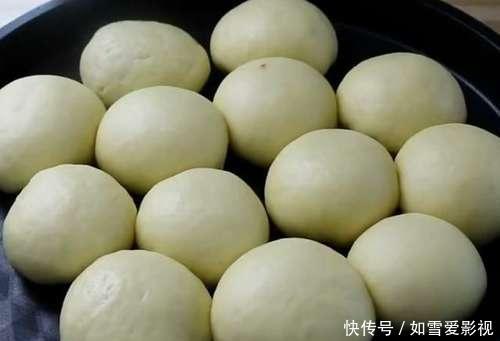  蓬松|面包还在买着吃吗在家用饼铛就能做，蓬松拉丝又香甜，特别简单