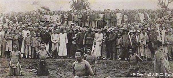 行礼|晚清老照片：义和团义士在刑场被处斩，官员见面磕头行礼！