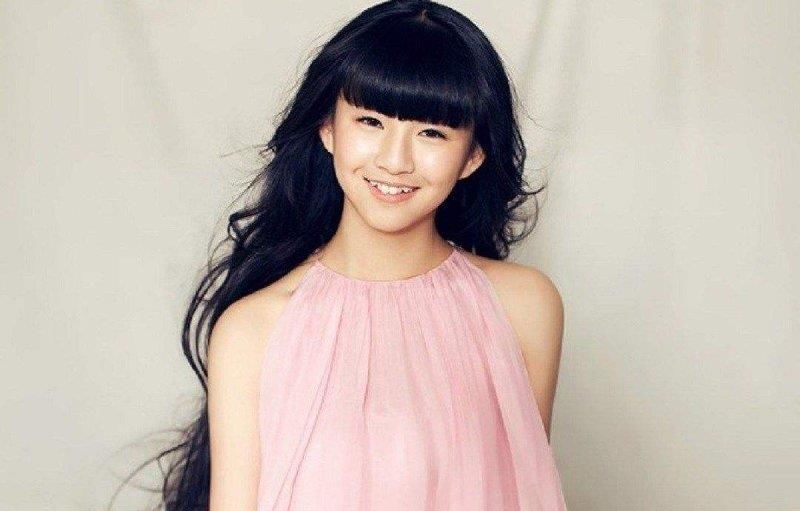 晏紫东小彩旗“拔丝吻”刷屏,网友:好好的拔丝地瓜给毁了