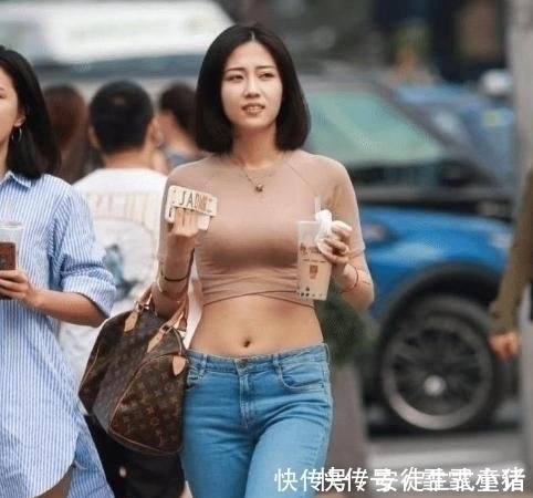 牛仔裤 运动背心搭配牛仔裤,简约时尚,还成为街上动人的风景线