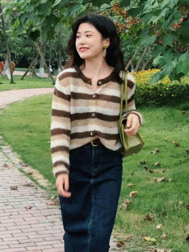 秋天|早秋的甜酷穿搭!针织开衫+牛仔裙,简约大方不做作,优雅又洋气