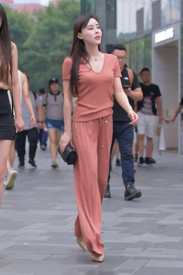 chic|足够chic的套装穿搭,V领T恤+高腰阔腿裤,简洁大方又显干练气质