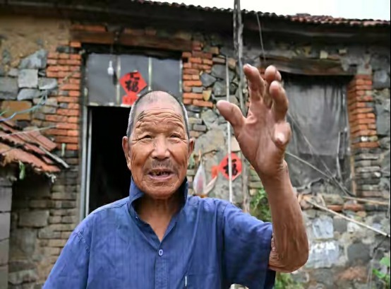 儿孙们|101岁农村爷爷,1天喝半斤白酒,生活方式奇特,逢人便讲长寿经验