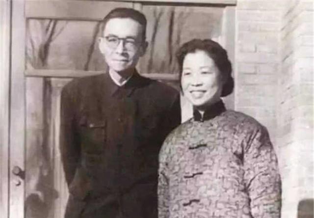 中国建筑史$林徽因病重,梁思成每日在床边照顾,后娶二妻林洙,却拿来当保姆