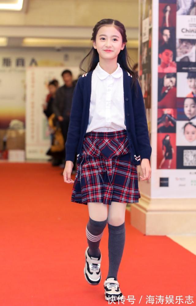 套装|因为“逆天颜值”被禁止整容的童模裴佳欣,穿学院风套装美成公主
