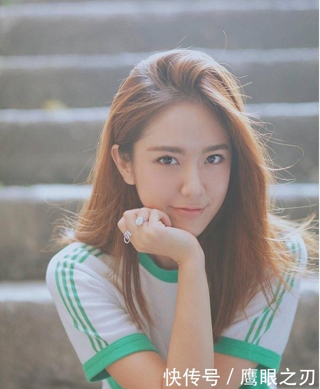 靓丽|街拍:两个时尚小姐姐,穿短裤秀出白皙长腿,青春靓丽,楚楚动人