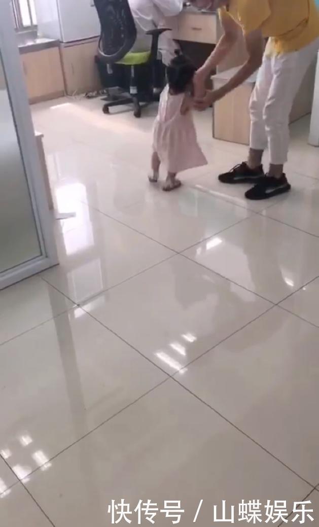 宝爸|2岁小女孩打完预防针后,非要找医生“算账”,爸爸笑翻了