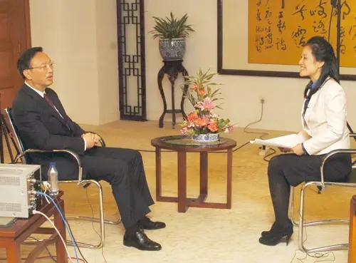 书法@杨洁篪罕见挥毫秀书法,笔意顾盼,似奇反正,楷书精妙胜书协专家