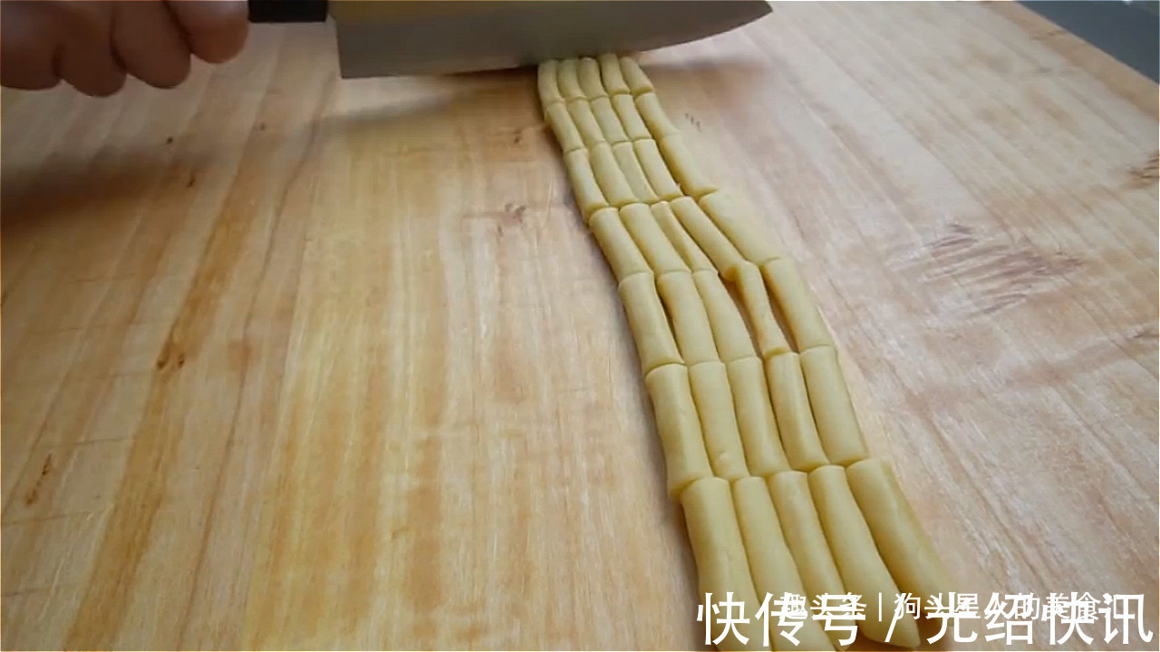 香酥|想吃芝麻酥条，教你最简单的做法，几块钱能做一大篮，香酥爽脆