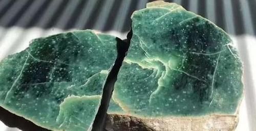  蓝水翡翠|小万淘来的原石，一刀下去惨不忍睹，货主却哭笑不得