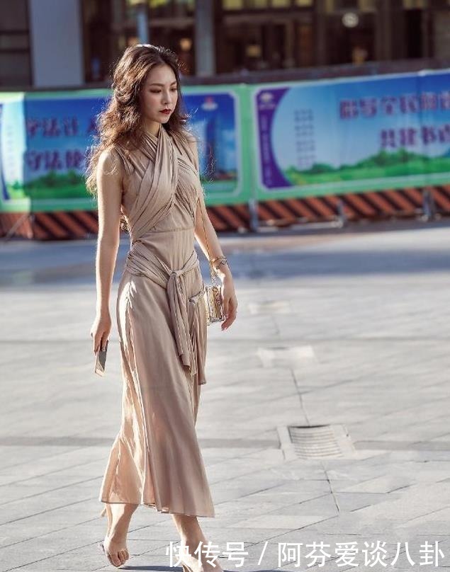 浅色|浅色修身连衣长裙搭配高跟凉鞋,温柔可人,气质高雅