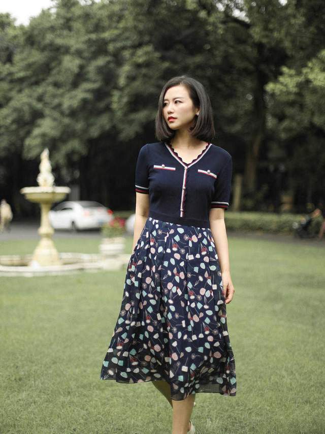 半身裙|今年秋天流行这样穿,无袖针织衫搭配印花裙简约洋气,还提气质