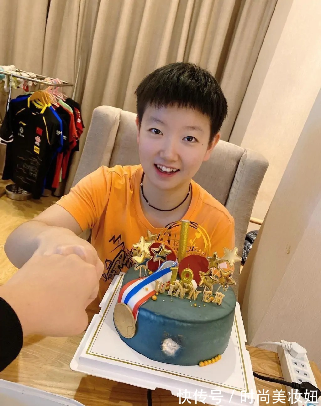 运动员们|孙颖莎不愧是“团宠”,穿T恤配娃娃脸太可爱,实力摘银太长脸