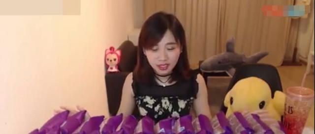 面包|大胃王密子君挑战26个紫薯面包,结果吃撑了,吃成这个样子