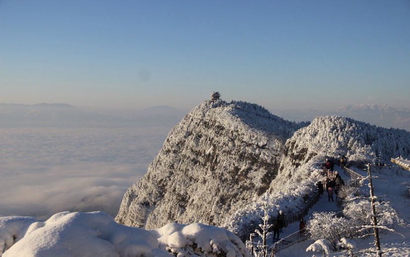 景区|峨眉山景区发往雷洞坪车站的观光车票今日已售罄，金顶游客量趋于饱和