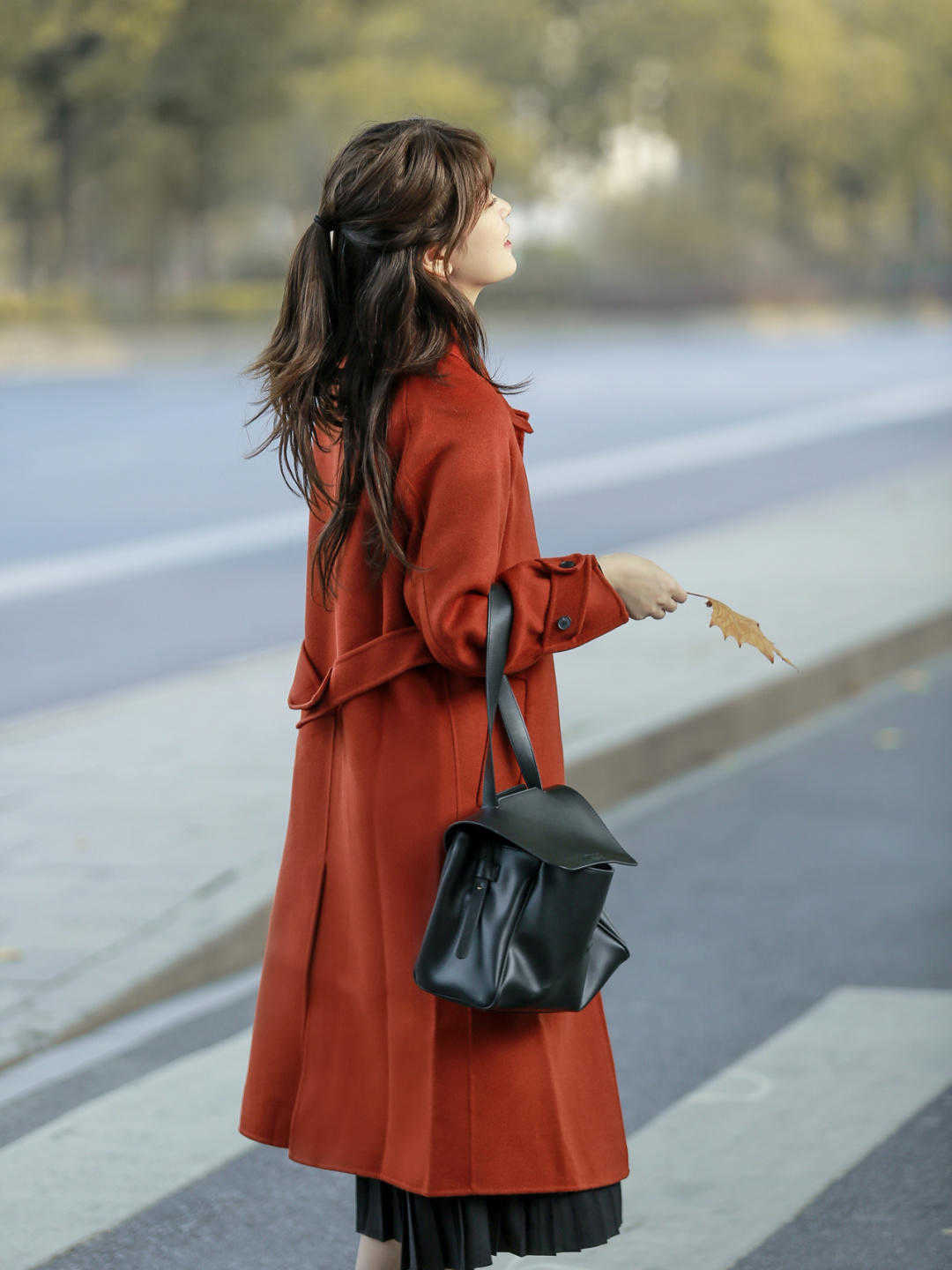 大地色|一般有品位的女人,都会选择三种颜色大衣,显年轻又有高级感