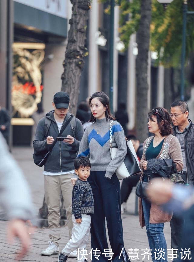 绽放|街拍:格子衬衫+黑色束腰大衣,美女绽放迷人微笑,美如