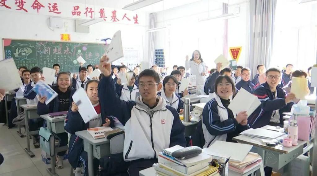 新书|育才中学这位老师的心愿成真了!她的学生们获赠大量图书!