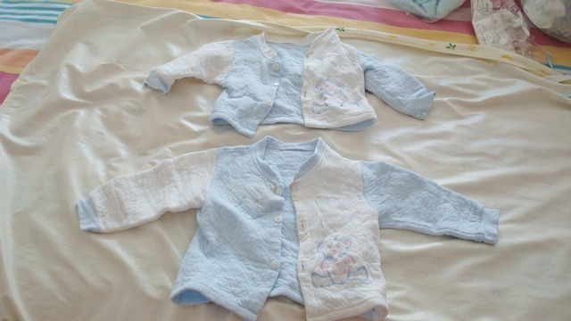 孕妇怀四胞胎以为是儿子,结果生四个女儿,爸爸产房外手舞足蹈