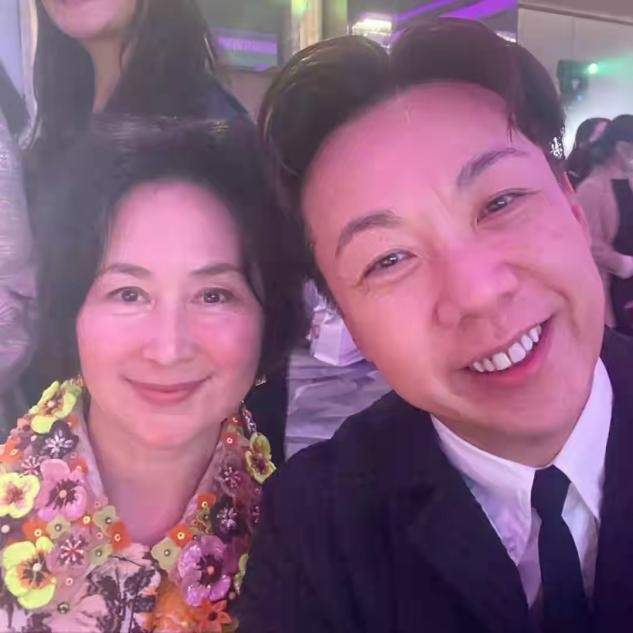 高级感|何超琼参加富婆宴会,土味花外套穿出高级感,同框小鲜肉笑容满脸