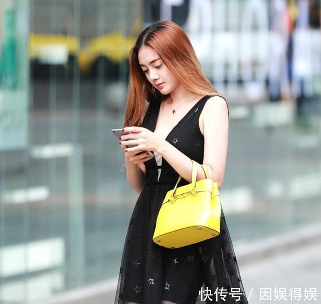 街拍小姐姐穿着黑色网纱的仙女裙,太有感染力了