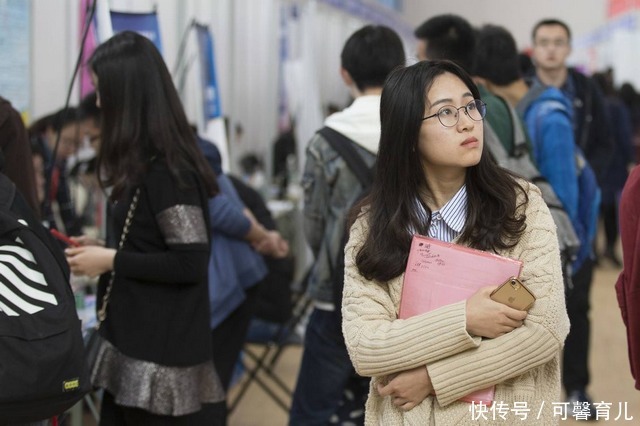 女儿大学毕业后，整日在家睡觉，父母：我们该怎么办呢？