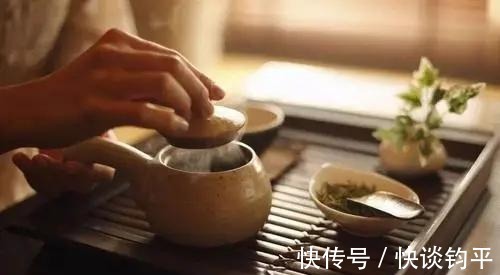 病毒菌|经常喝茶与喝白开水的人,哪一种人更健康些?可能多数人想错了