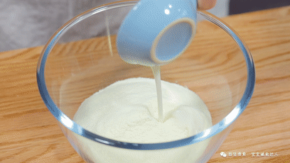 不用开火,3种食材放一起,揉一揉就能吃!开年最简单的小零食