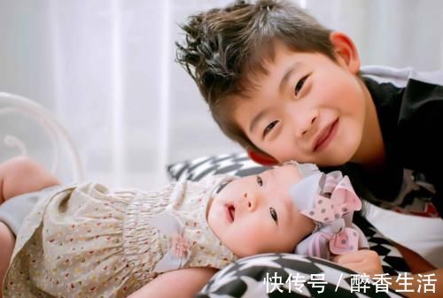 暖心|哥哥写作业太无聊,将妹妹拎桌上当“吉祥物”,相处画面超暖心