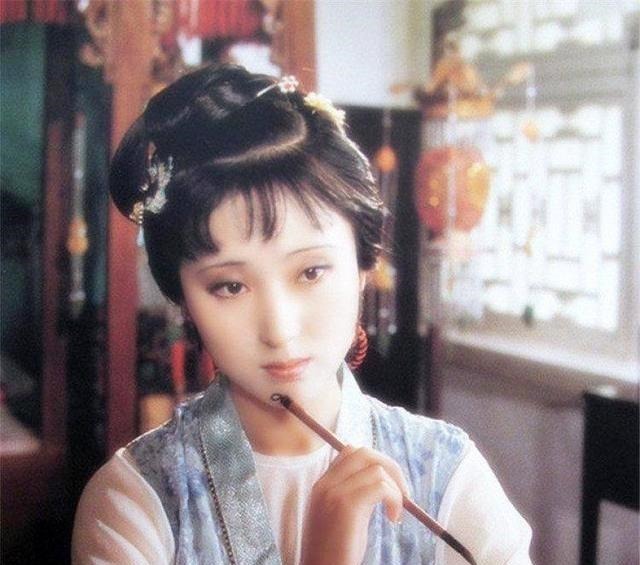 里梅|陈晓旭版林黛玉与张莉版薛宝钗,谁的颜值更高老照片见证玄机