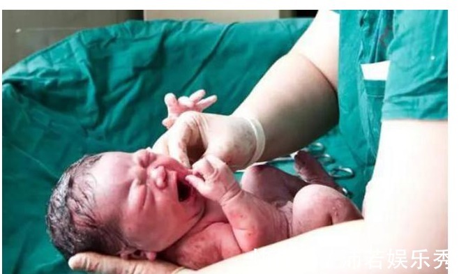 医患|婴儿面带微笑出生的,95后妈妈高兴,医生却反手打了孩子一巴掌