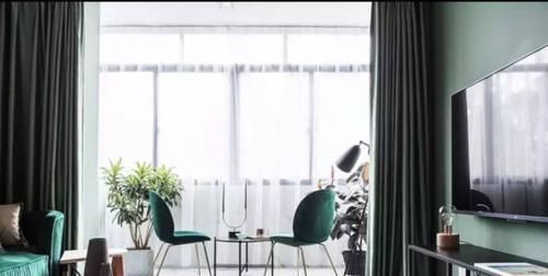 阳台|客厅和阳台打通后,窗帘这样挂才更美观又实用!你家挂对了吗?