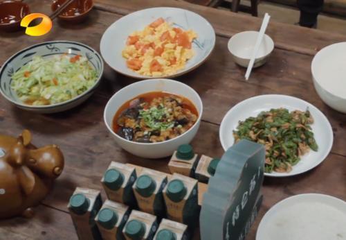 張藝興|張藝興當(dāng)主廚做飯,味道好不好?鏡頭掃到桌上后,真相藏不住了