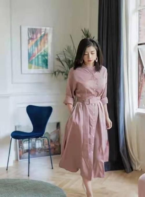 女人不管多大年龄，穿“裙子”别错过这3个颜色，显白百搭还洋气