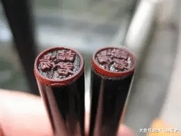 在日本,為什麼大家都敲印章而不使用簽名