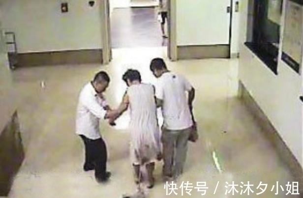 医生|孕妇在医院门口走着走着,孩子从肚子里掉了下来,结果有惊无险