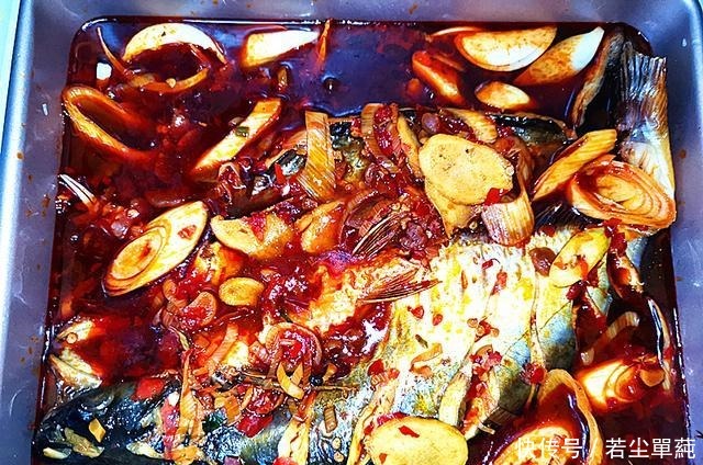 大厨教你在家做烤鱼，做法简单，一看就会，端上桌全家都爱吃