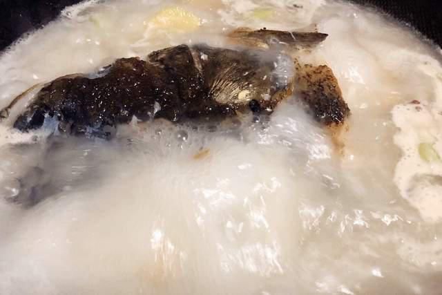 炖鱼头豆腐汤,记住“2放3不放”,鱼汤没有腥味,汤奶白特别鲜