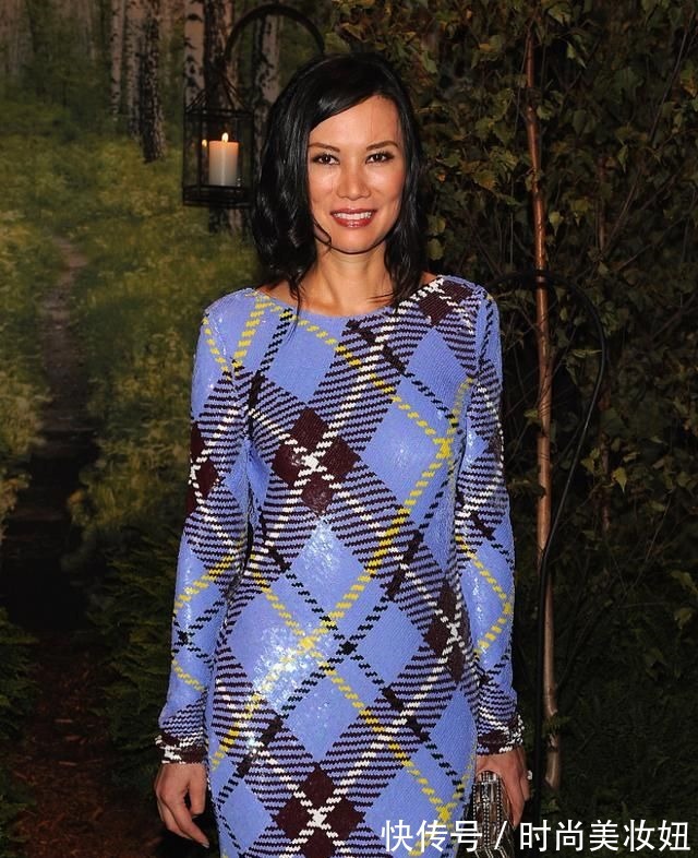 色彩|52岁邓文迪身材太绝了,穿芭比粉裹身连衣裙凹凸有致,轻松美出圈