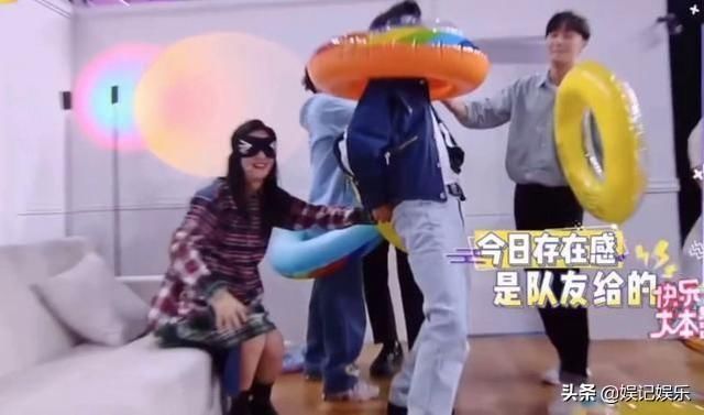 真怀了?谢娜玩游戏全程坐着,特殊待遇很明显,嘉宾也不敢靠近