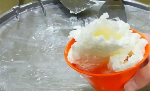 冻酸奶|外国小哥发明新款小吃，用矿泉水“炒”出来的冰淇淋是什么味道