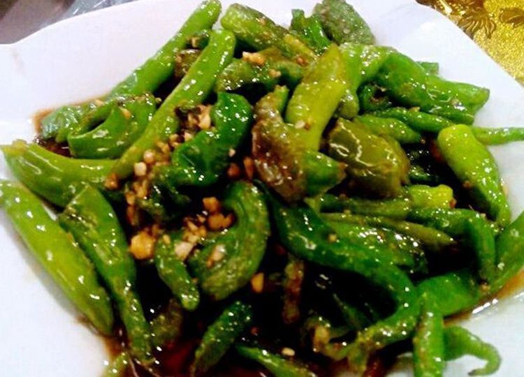 做虎皮辣椒时,别只会煸炒,如果少了这一步,不鲜不嫩,口感差!