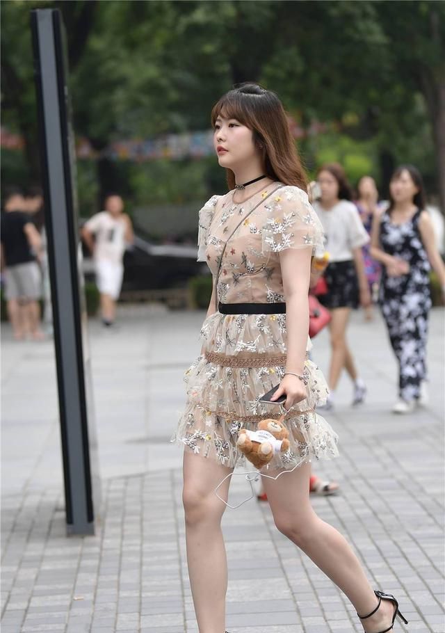 搭配|夏季选择细跟凉鞋，款式要简约，鞋跟也要高一些才好