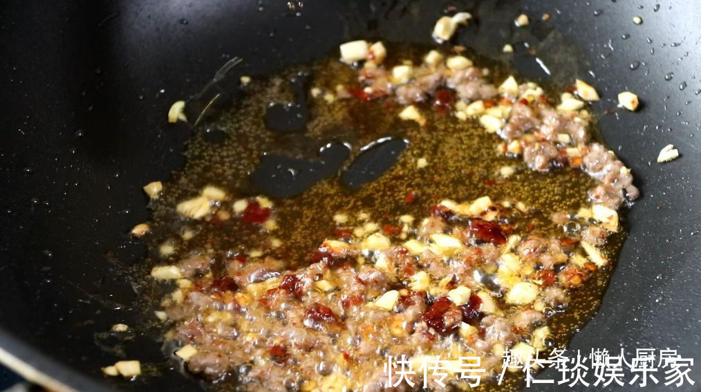 下饭|先蒸后炒,做出来的茄子不吸油,配上牛肉末一起炒,下饭好吃