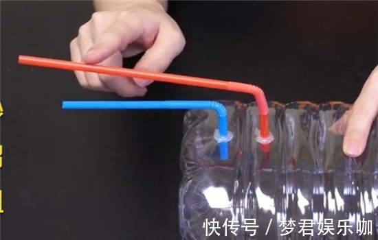 浇水|空油桶不要扔,在上面插两根吸管,放在阳台上,全家人都要抢着用