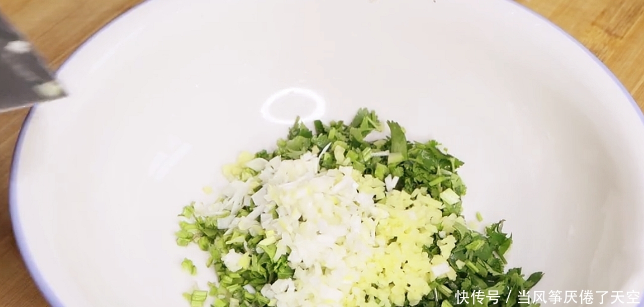 炸丸子,记住不要放面粉跟淀粉,教你一个做法,外酥里嫩不吸油