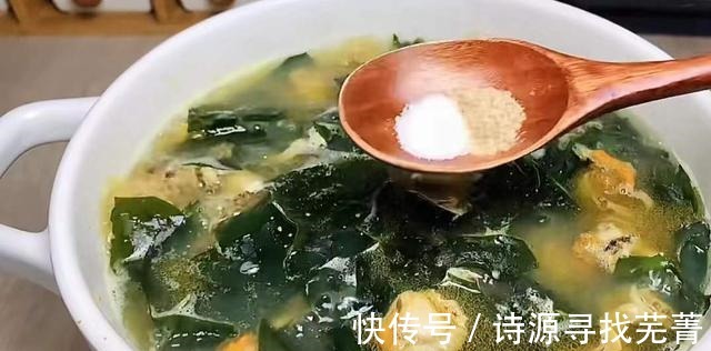 裙带菜和它做汤，鲜香浓郁，配上一碗米饭和泡菜，太香了！